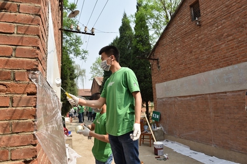 已压缩_海角社区
学生志愿者在粉刷海角社区
的墙壁.jpg